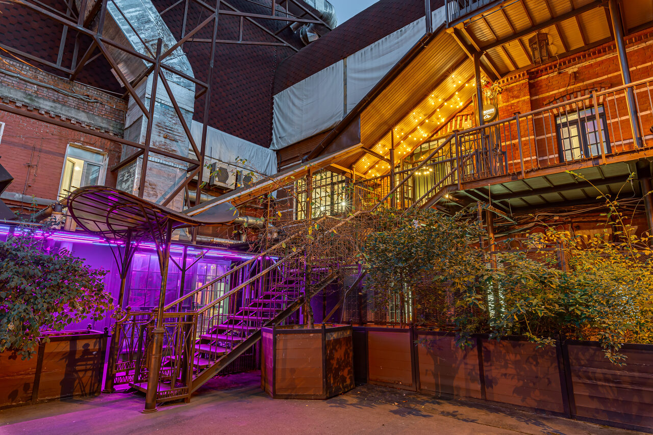 Арендовать Стильный лофт в центре Москвы со сценой