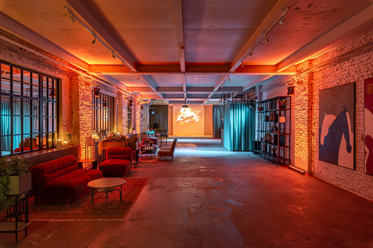 Арендовать Стильный лофт в центре Москвы со сценой