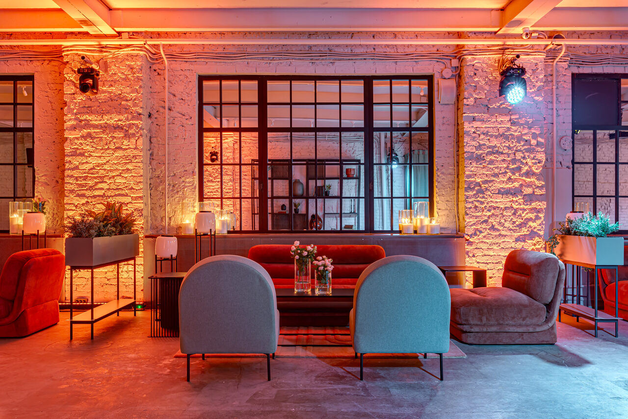 Арендовать Стильный лофт в центре Москвы со сценой