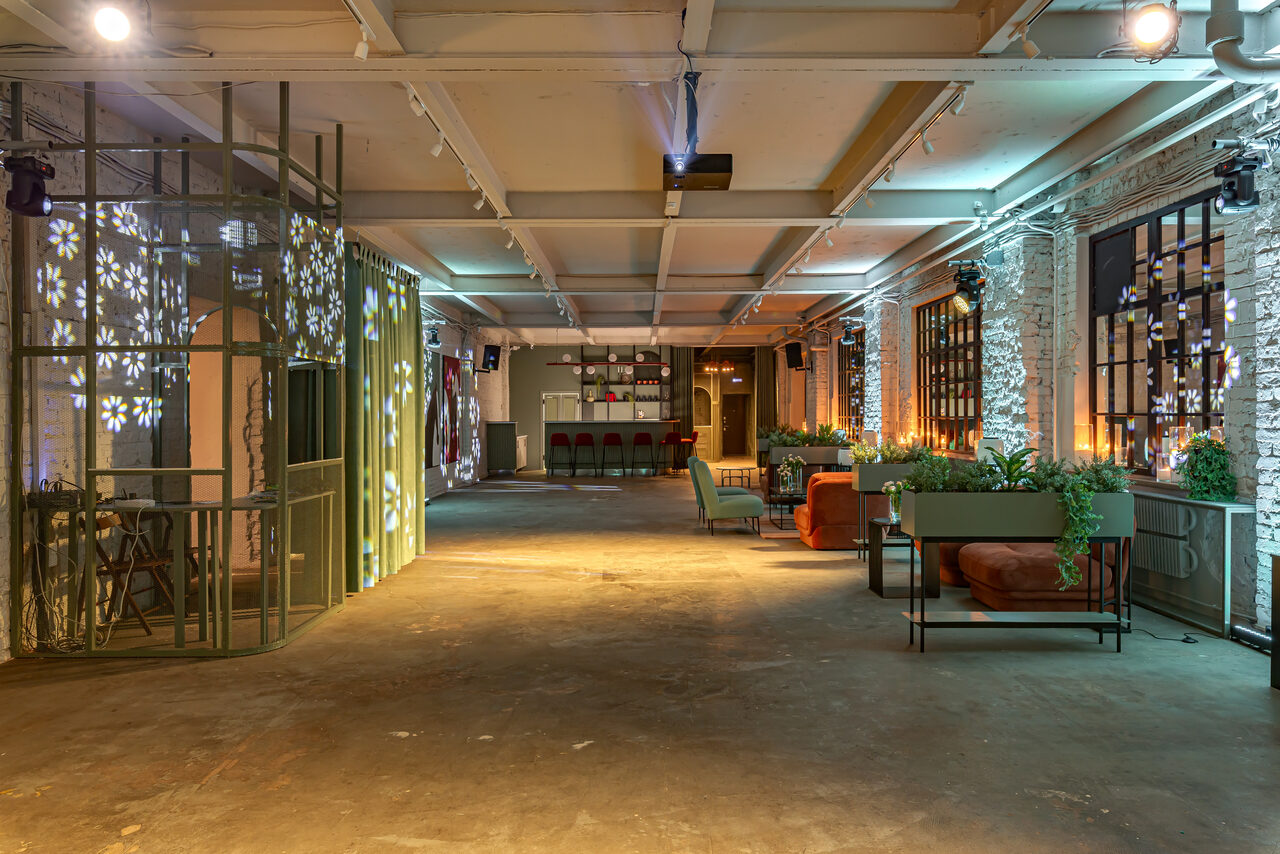 Арендовать Стильный лофт в центре Москвы со сценой