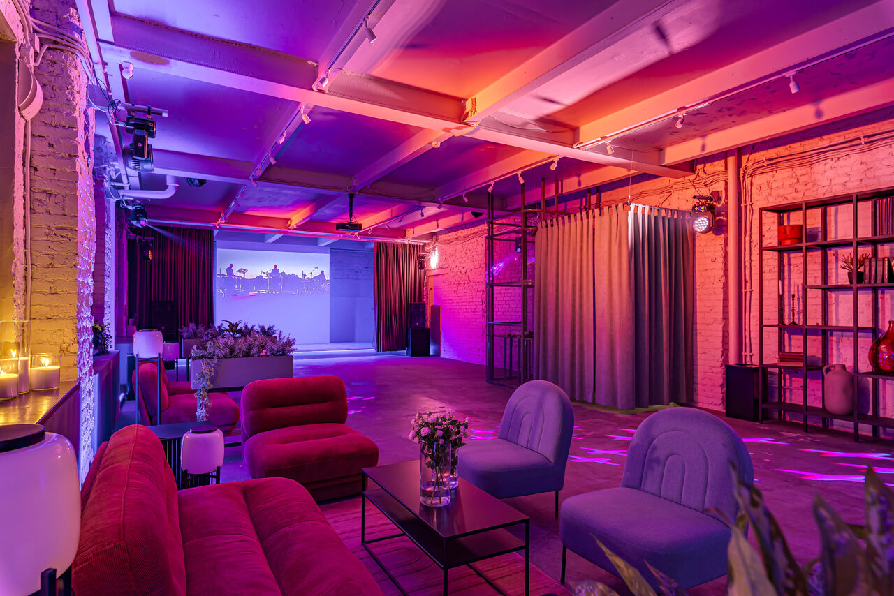 Арендовать Стильный лофт в центре Москвы со сценой