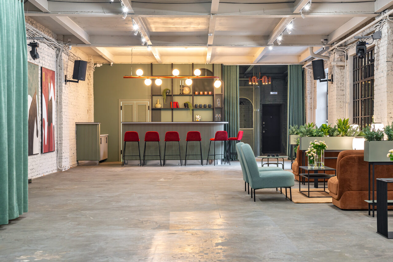 Арендовать Стильный лофт в центре Москвы со сценой