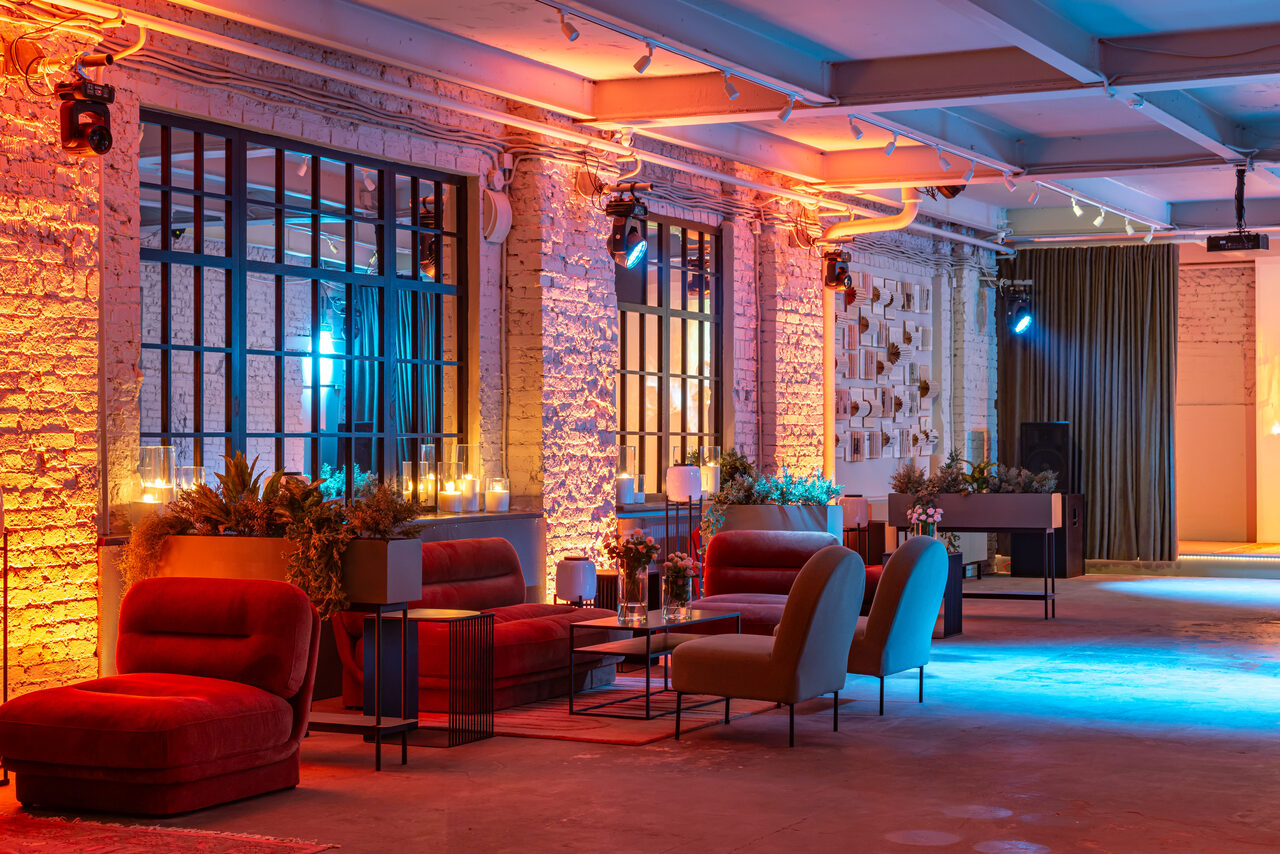 Арендовать Стильный лофт в центре Москвы со сценой