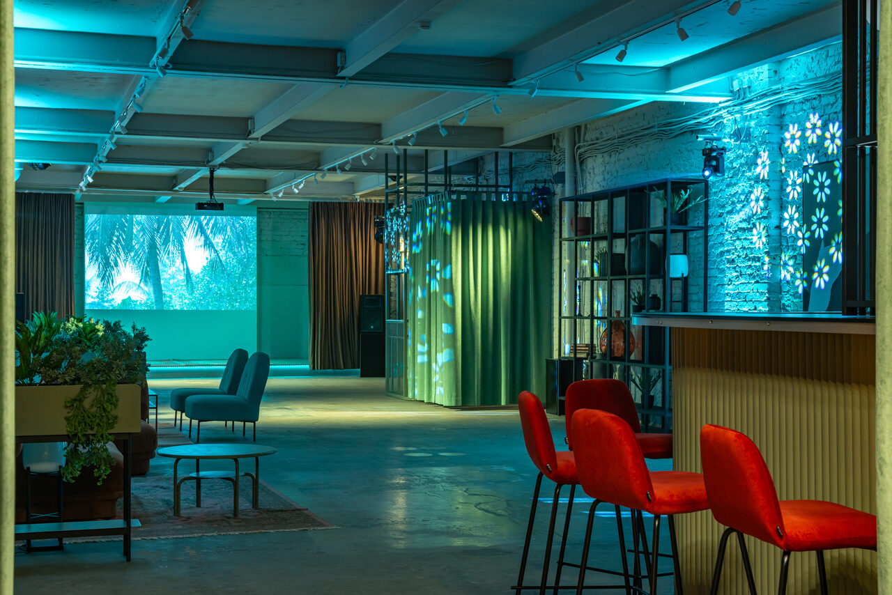 Арендовать Стильный лофт в центре Москвы со сценой