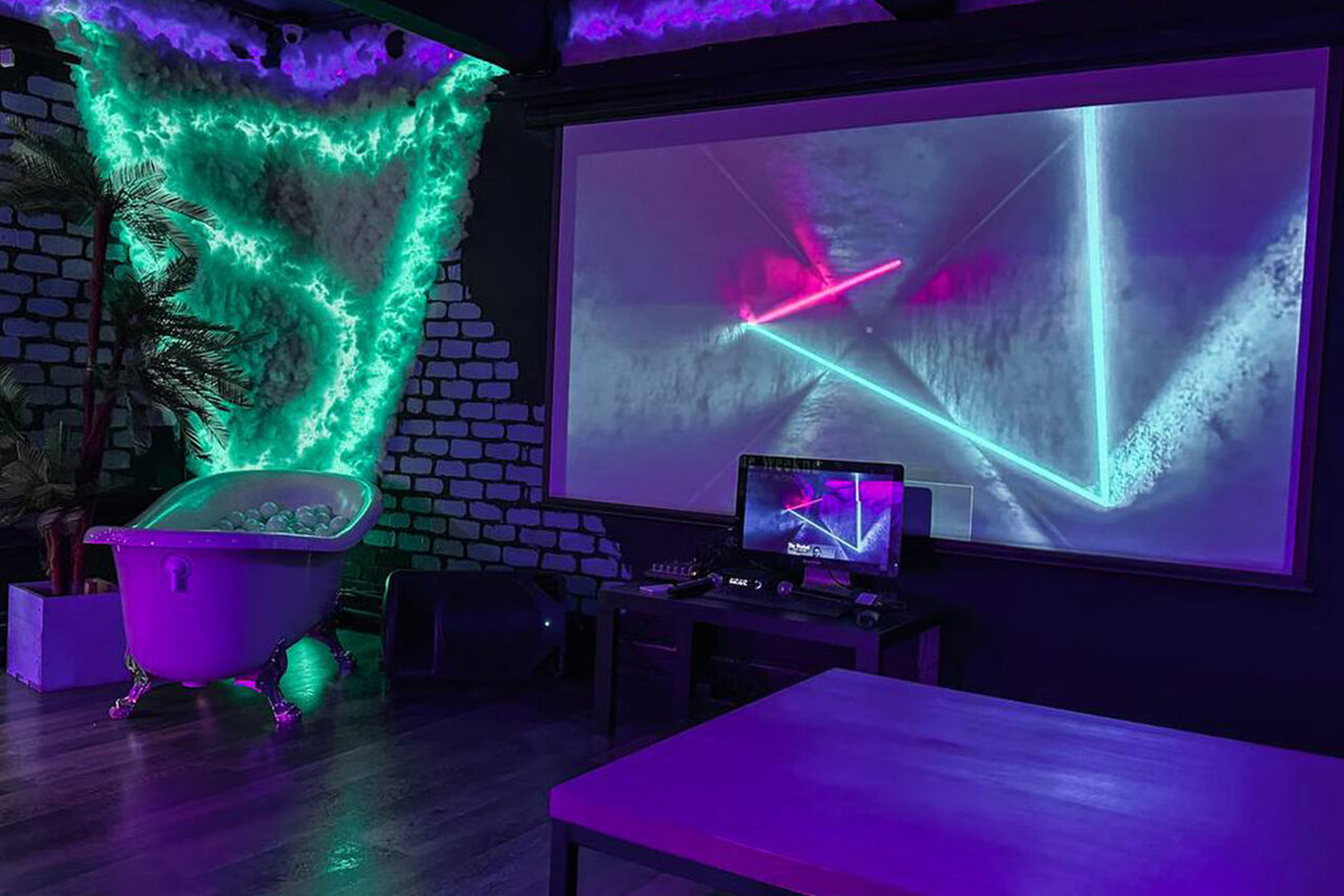 Арендовать Тёмный неоновый лофт с проектором