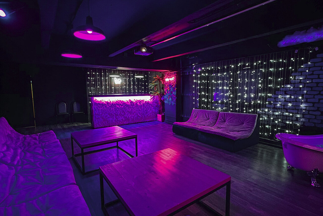 Арендовать Тёмный неоновый лофт с проектором