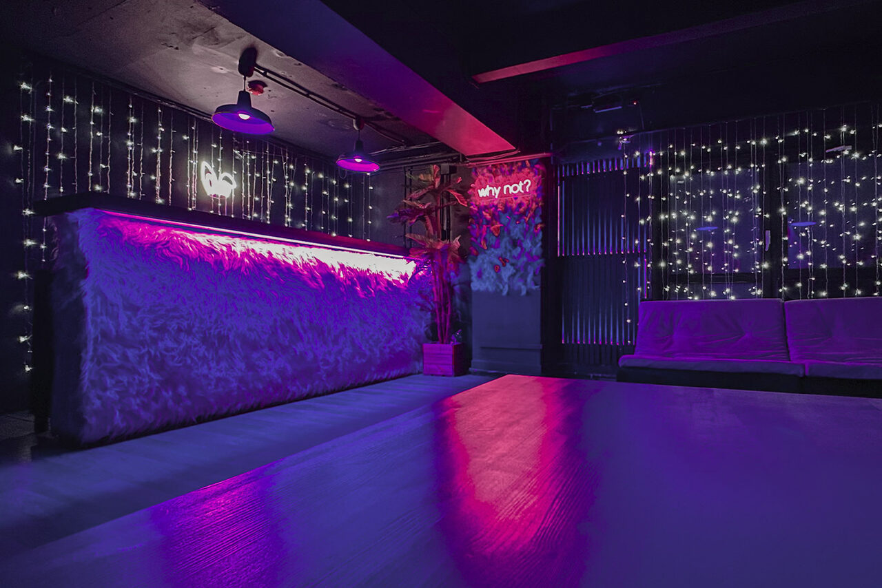 Арендовать Тёмный неоновый лофт с проектором