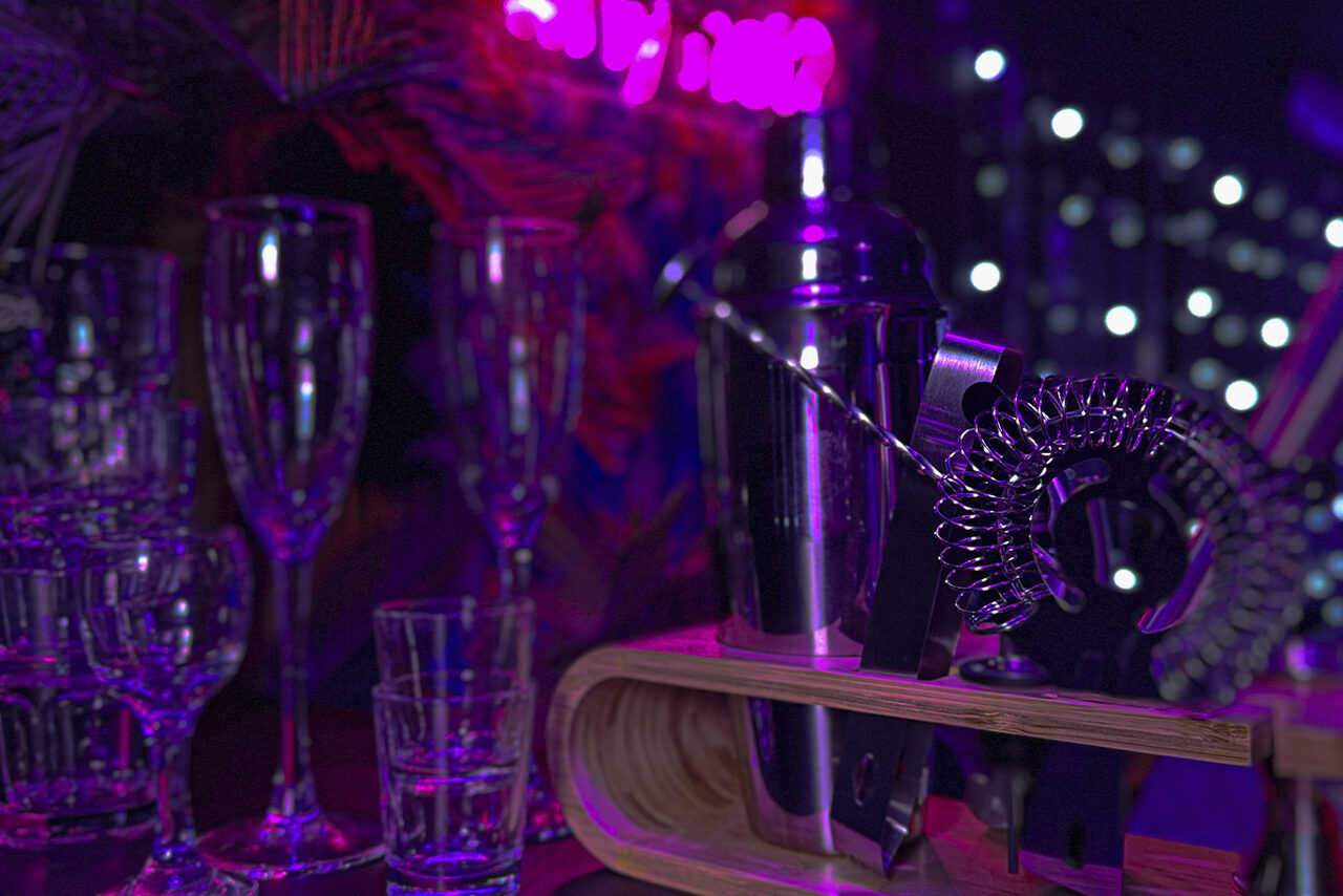 Арендовать Тёмный неоновый лофт с проектором