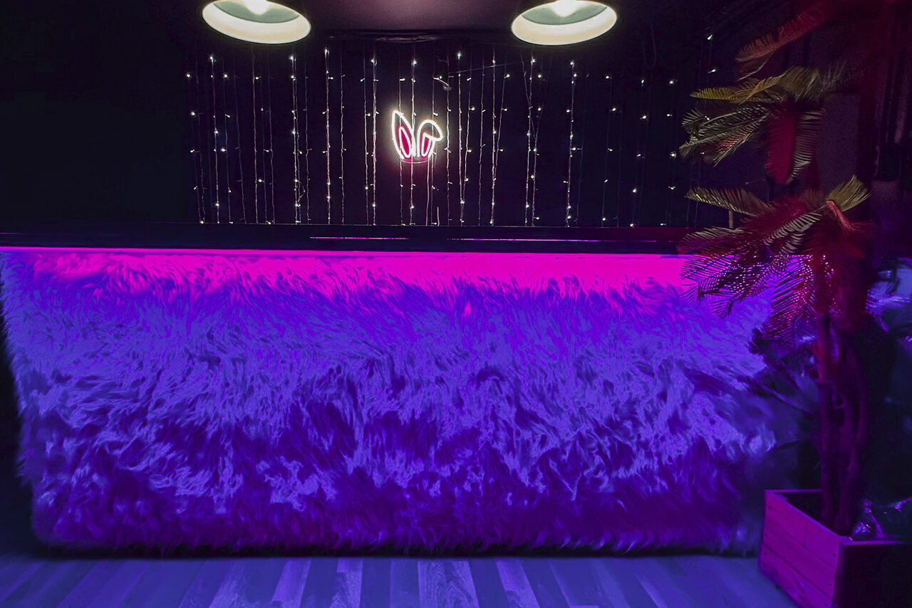 Арендовать Тёмный неоновый лофт с проектором