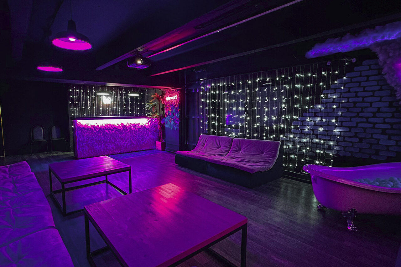 Арендовать Тёмный неоновый лофт с проектором