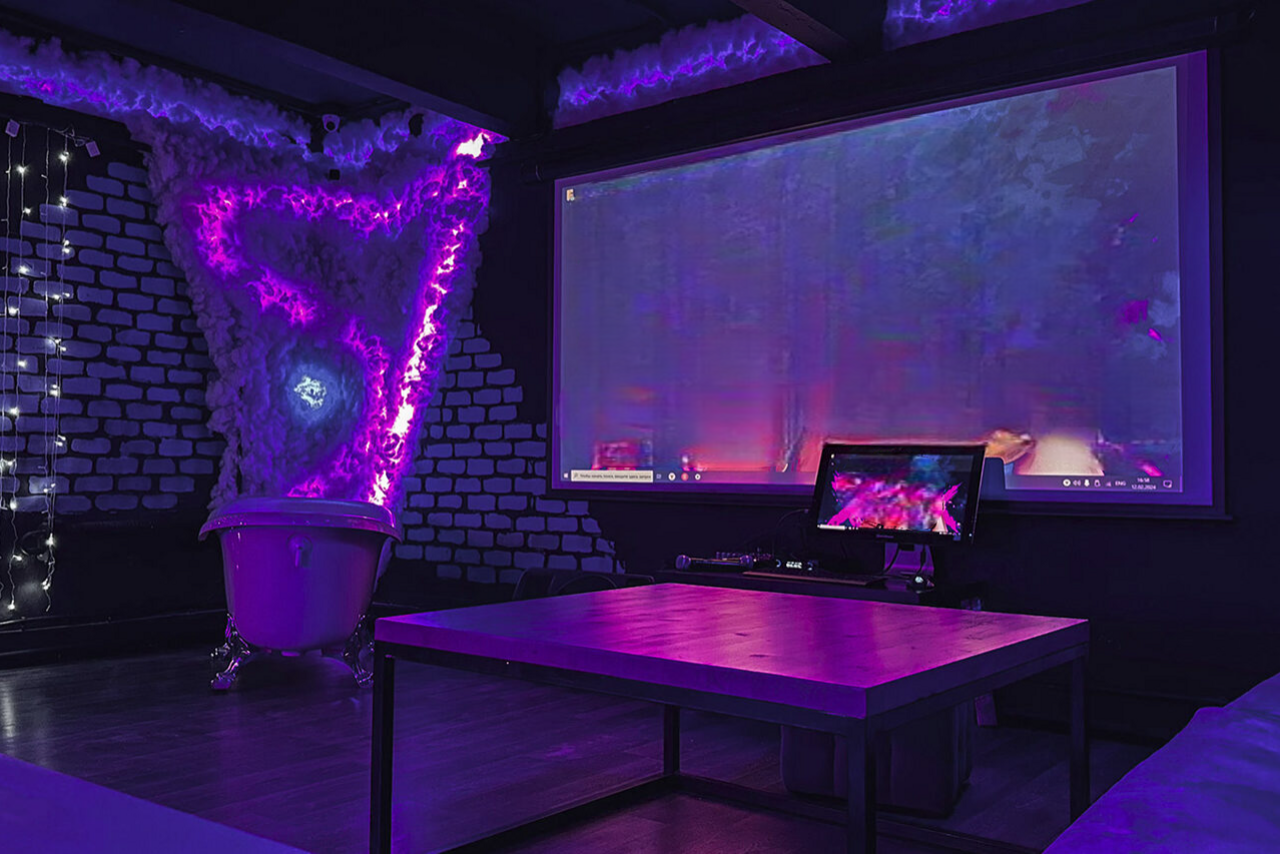 Арендовать Тёмный неоновый лофт с проектором