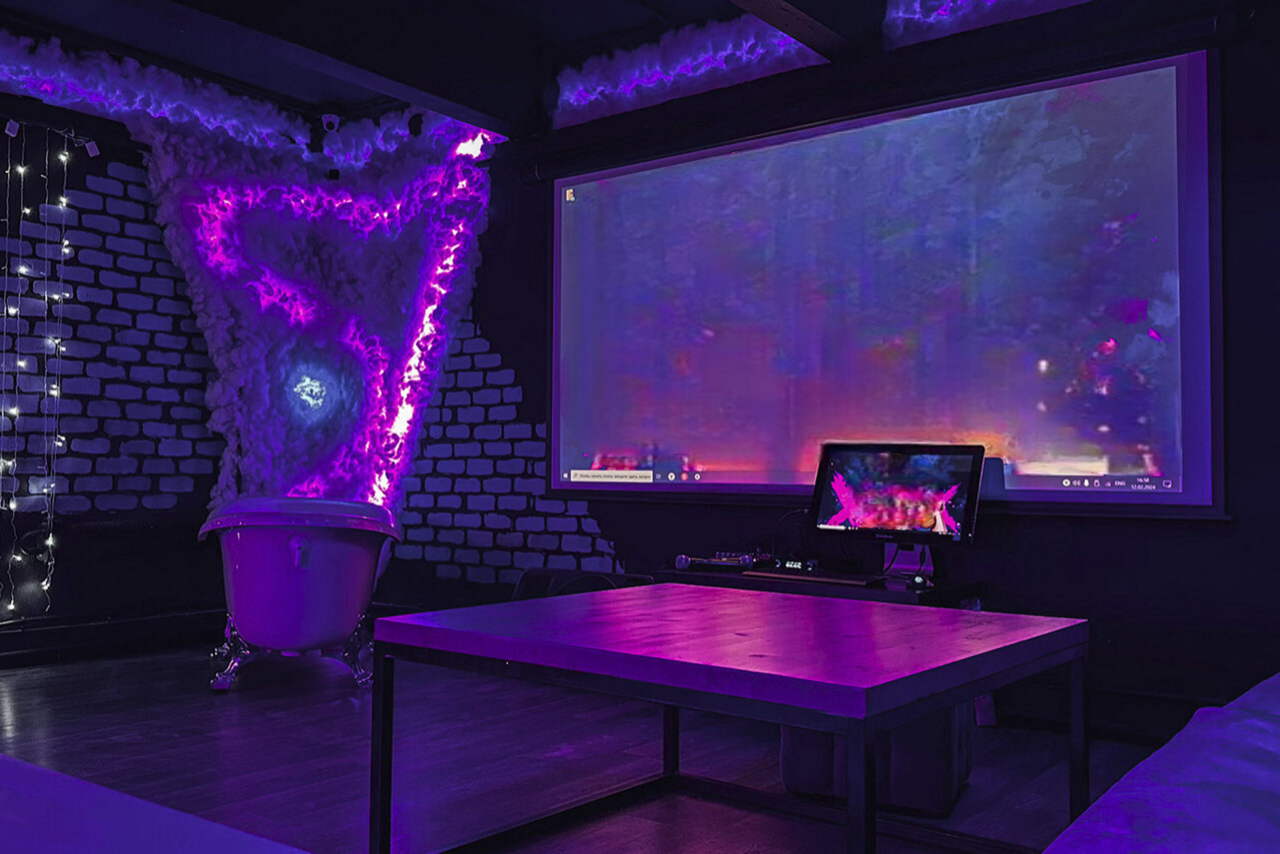 Арендовать Тёмный неоновый лофт с проектором