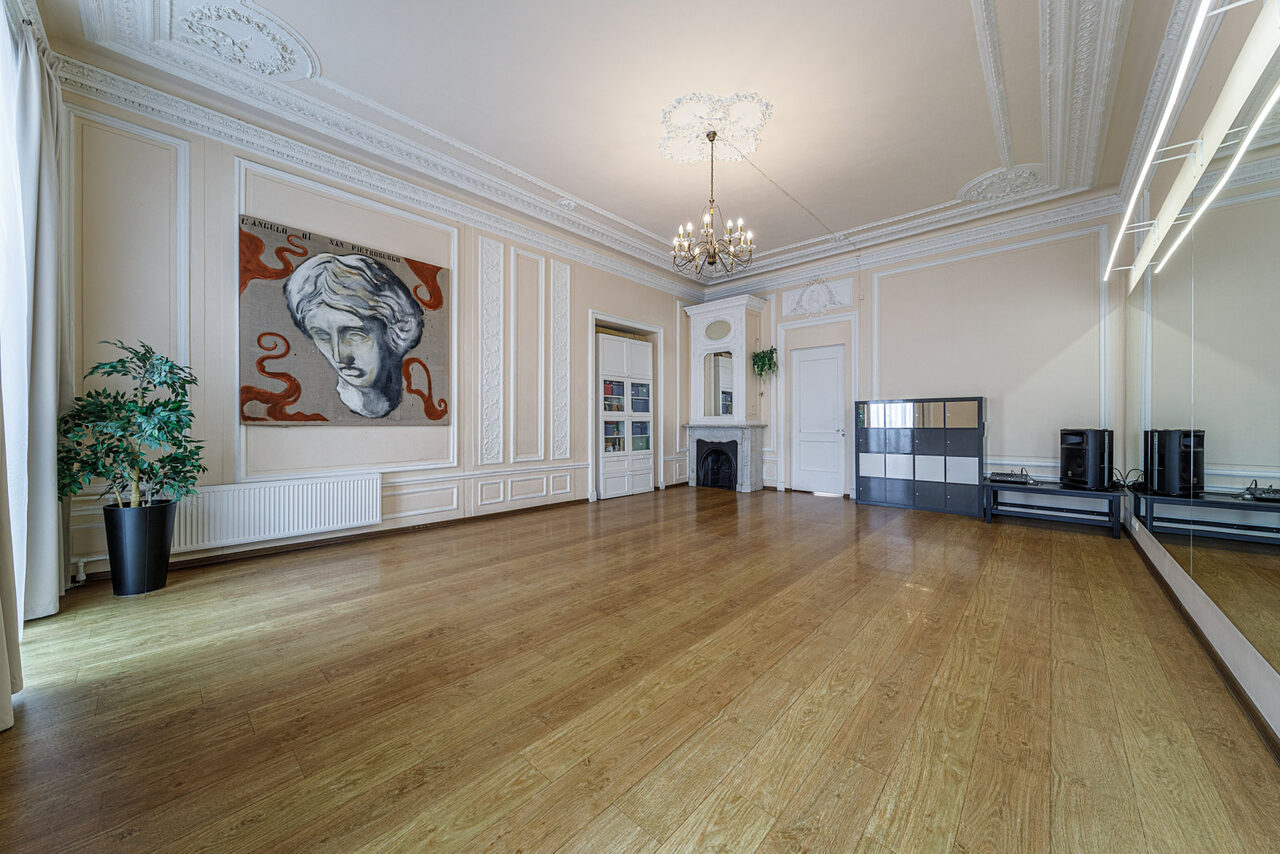 Арендовать  Светлый зал в классическом стиле