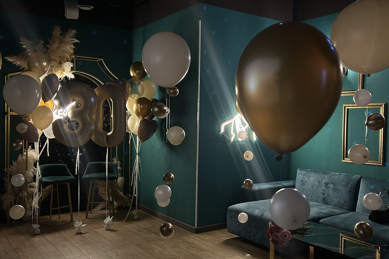 Арендовать Gatsby. Стильный тематический лофт в черно-золотых цветах 