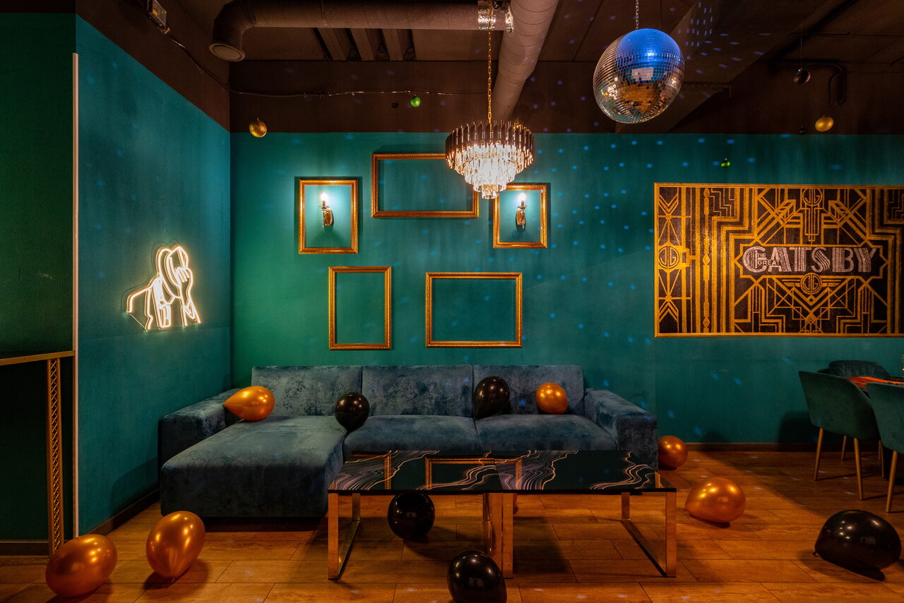Арендовать Gatsby. Стильный тематический лофт в черно-золотых цветах 