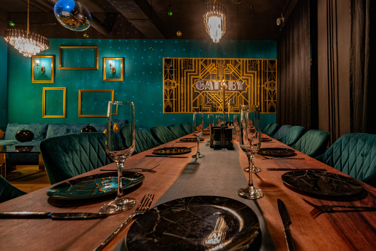 Арендовать Gatsby. Стильный тематический лофт в черно-золотых цветах 
