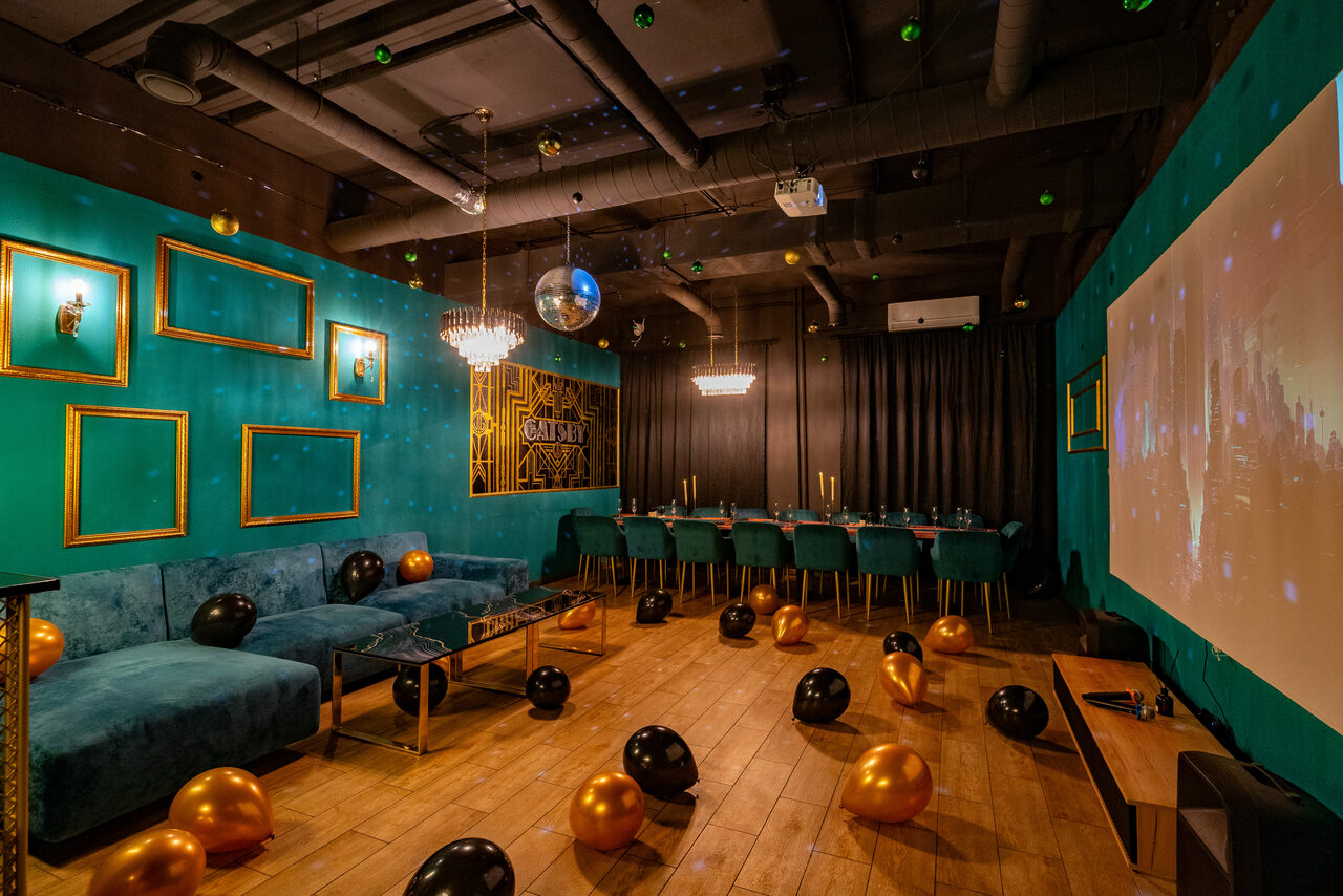 Арендовать Gatsby. Стильный тематический лофт в черно-золотых цветах 