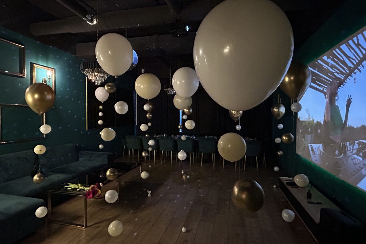 Арендовать Gatsby. Стильный тематический лофт в черно-золотых цветах 