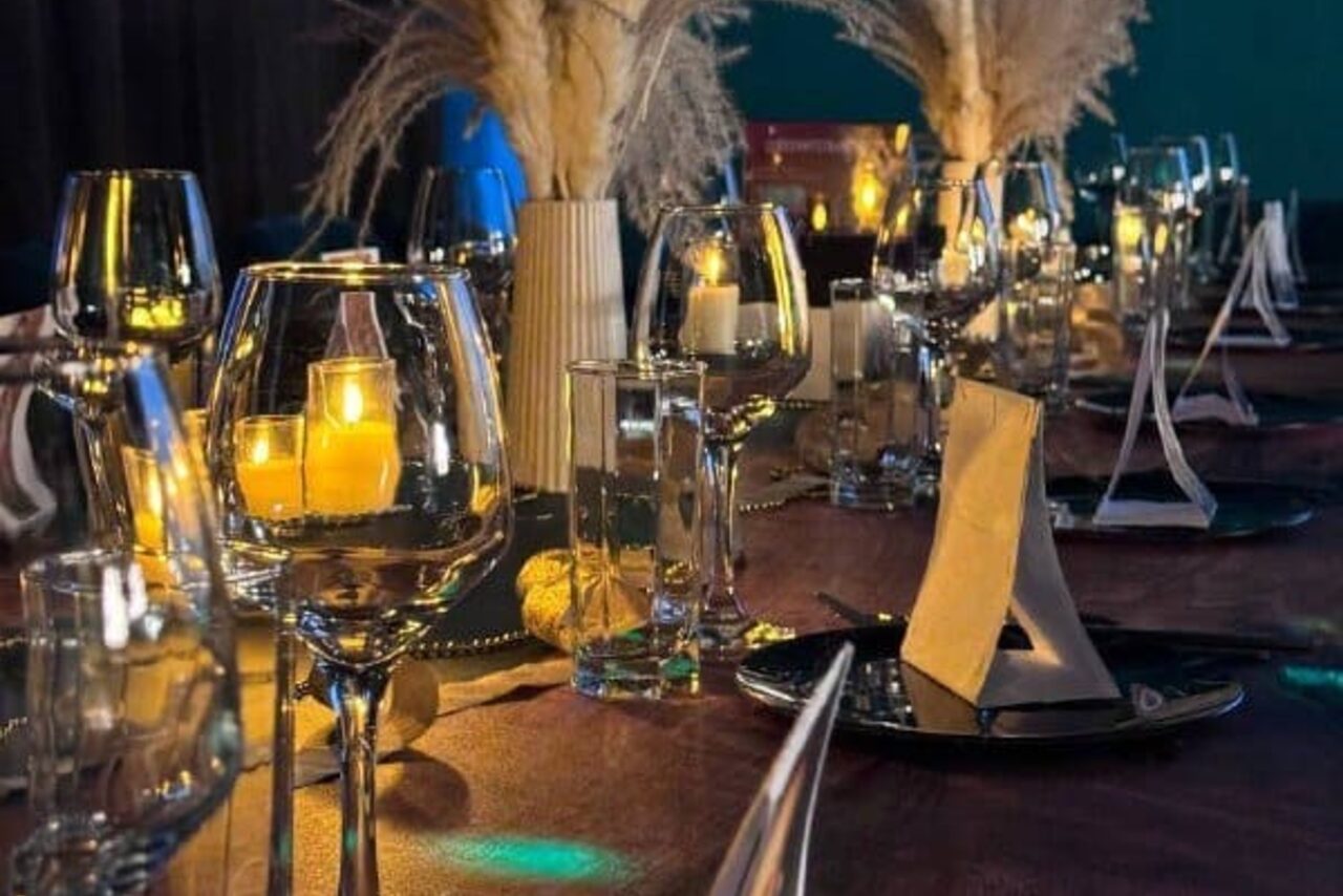 Арендовать Gatsby. Стильный тематический лофт в черно-золотых цветах 