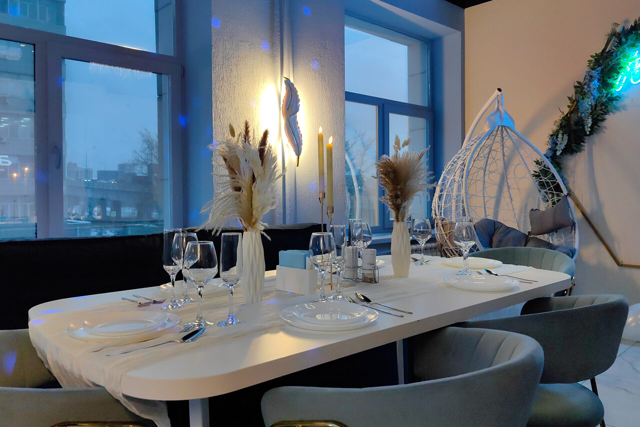 Арендовать Happy. Светлый лофт с уютной фотозоной, неоном и караоке