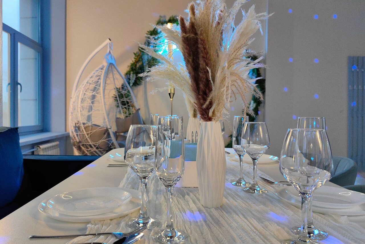 Арендовать Happy. Светлый лофт с уютной фотозоной, неоном и караоке