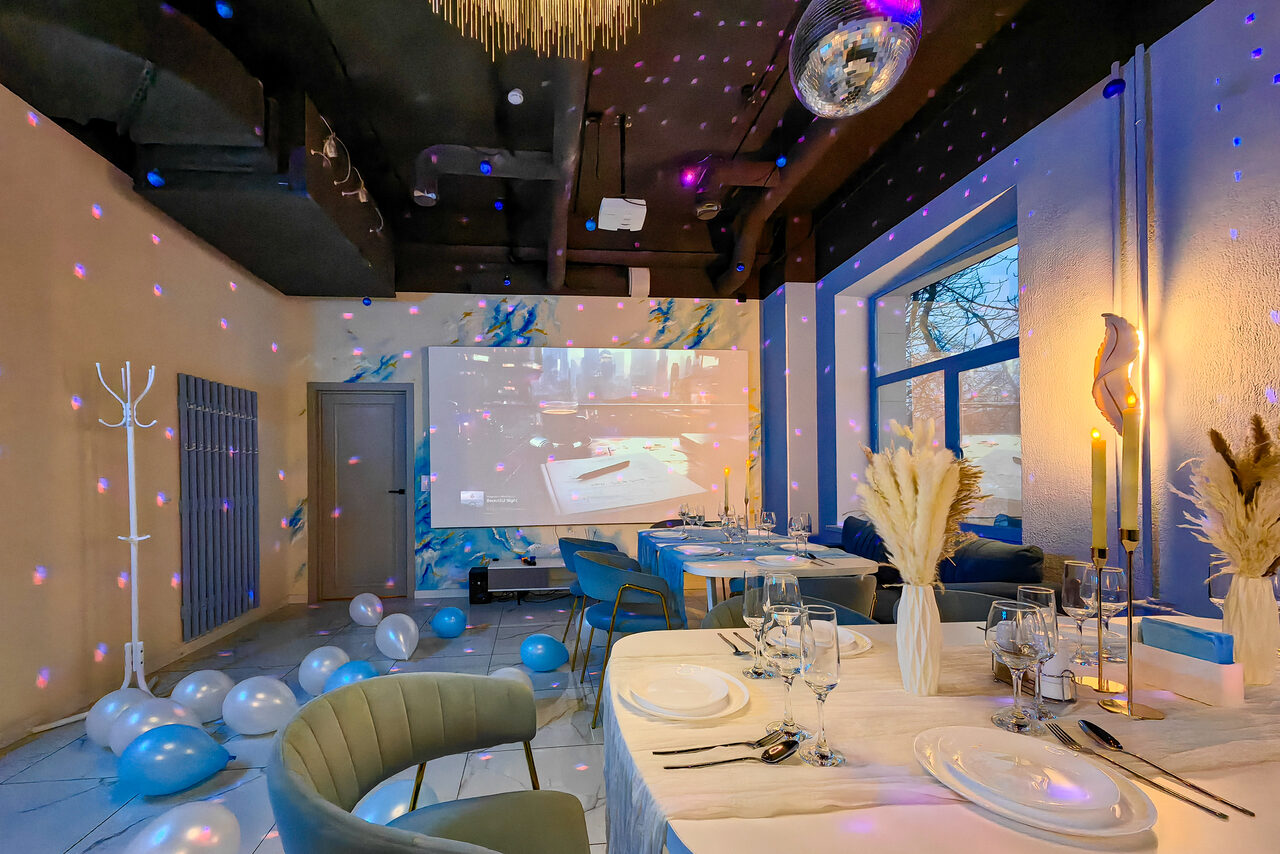 Арендовать Happy. Светлый лофт с уютной фотозоной, неоном и караоке