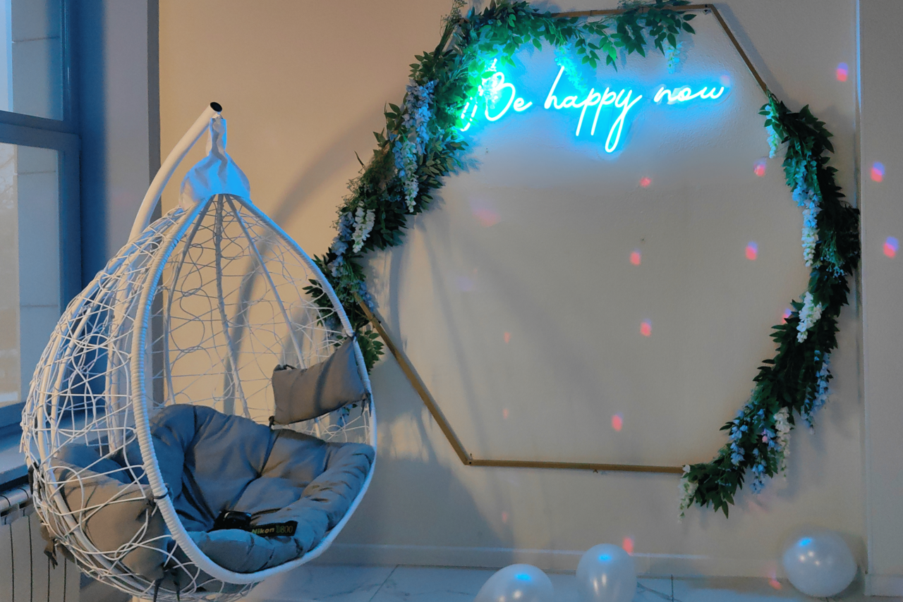 Арендовать Happy. Светлый лофт с уютной фотозоной, неоном и караоке