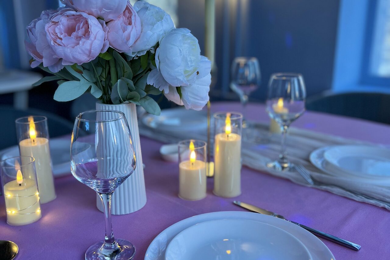 Арендовать Happy. Светлый лофт с уютной фотозоной, неоном и караоке