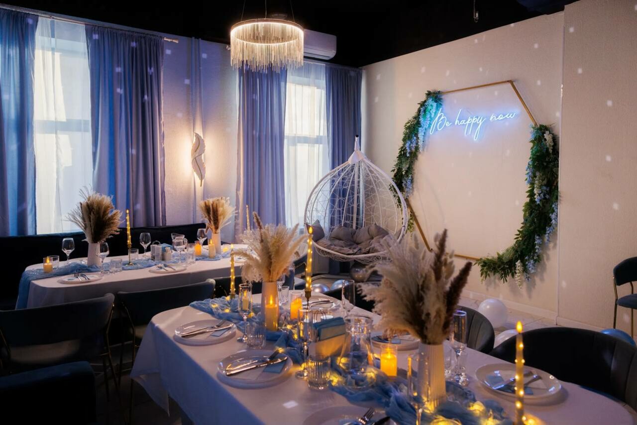 Арендовать Хэппи. Светлый лофт с уютной фотозоной, неоном и караоке