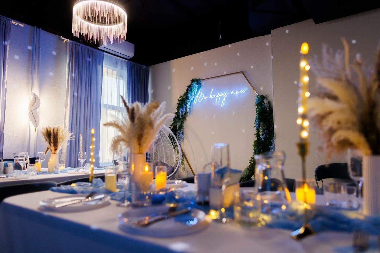 Арендовать Хэппи. Светлый лофт с уютной фотозоной, неоном и караоке