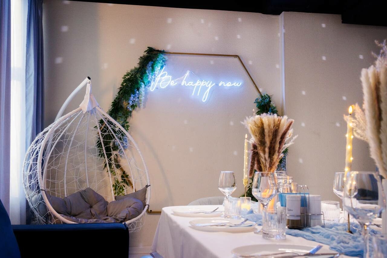 Арендовать Хэппи. Светлый лофт с уютной фотозоной, неоном и караоке