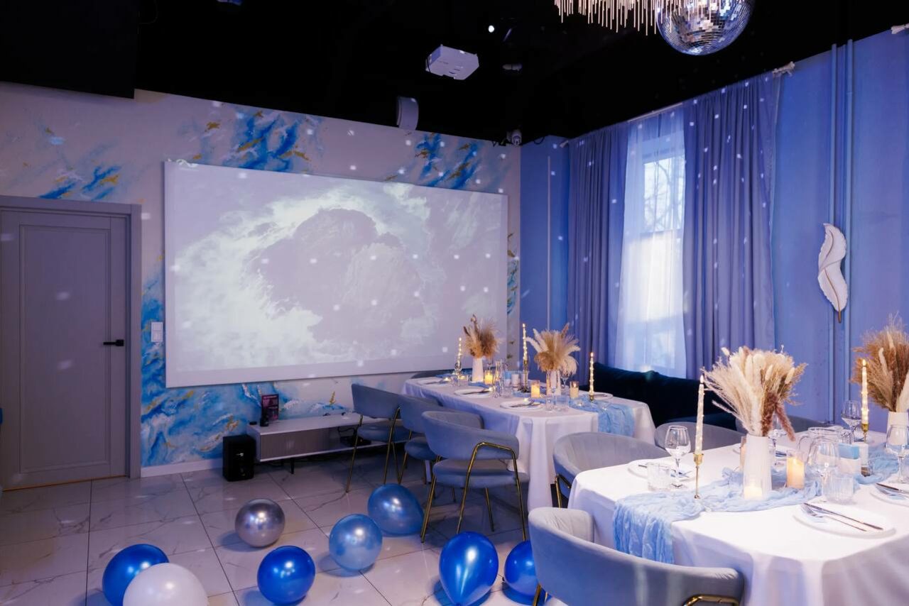 Арендовать Хэппи. Светлый лофт с уютной фотозоной, неоном и караоке