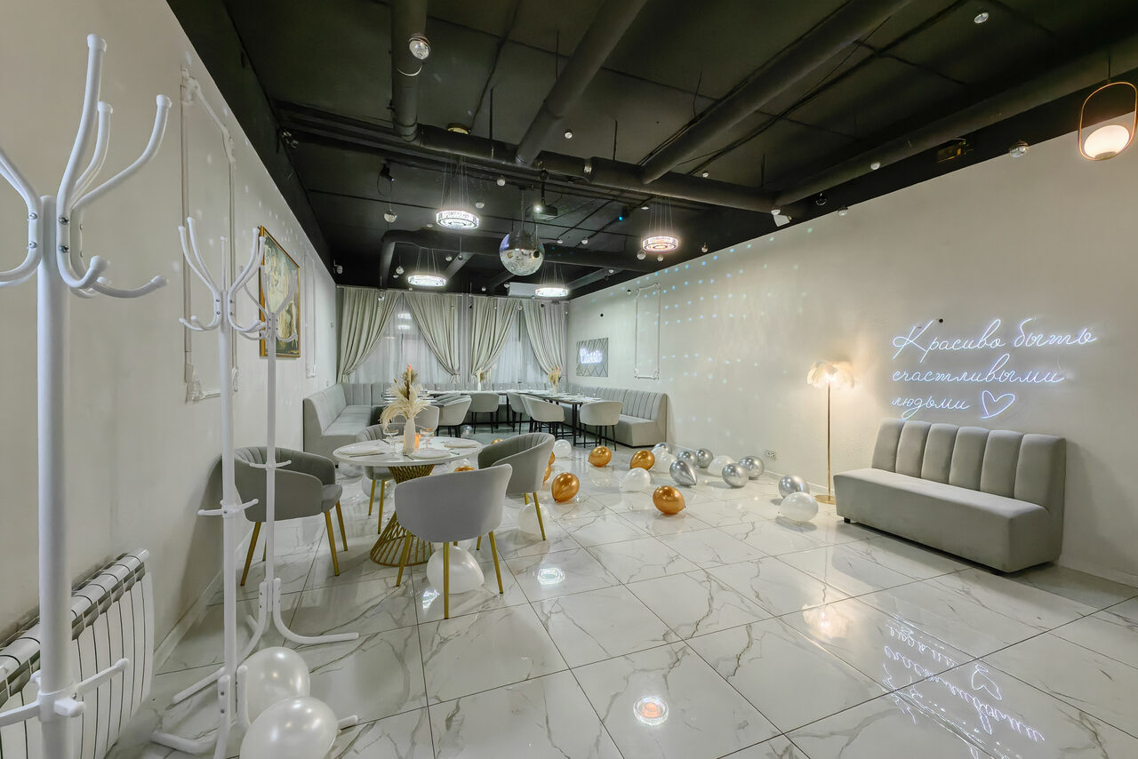 Арендовать Classic. Элегантный лофт в классическом стиле с диско‑шаром 