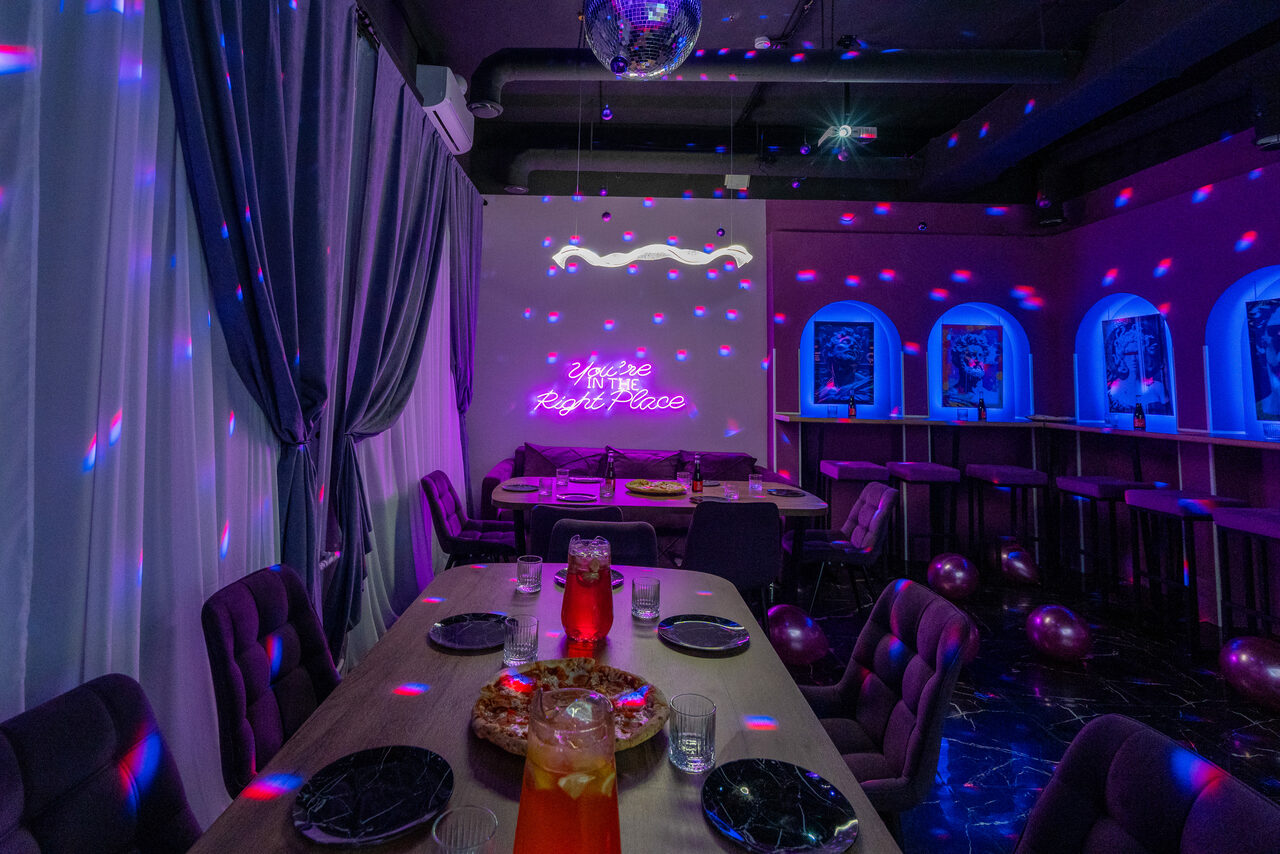 Арендовать Dreams. Клубный лофт с караоке и диско‑шаром