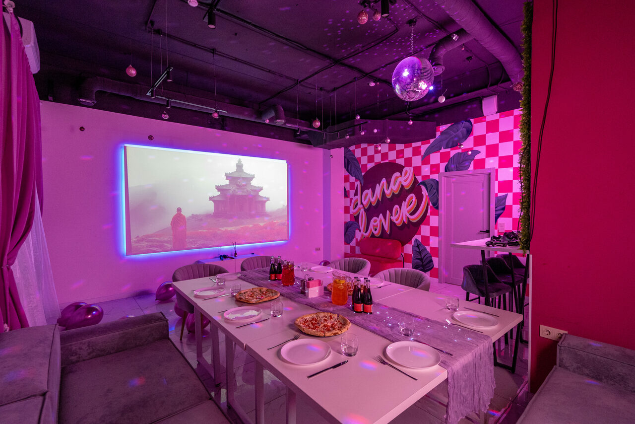 Арендовать Dance. Современный лофт с фотозоной, караоке и диско-шаром