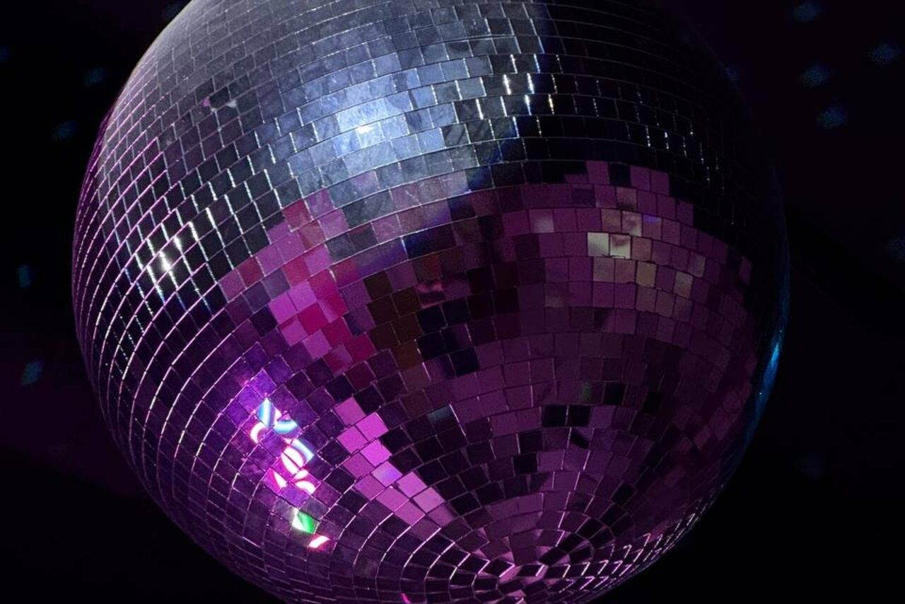 Арендовать Dance. Современный лофт с фотозоной, караоке и диско-шаром