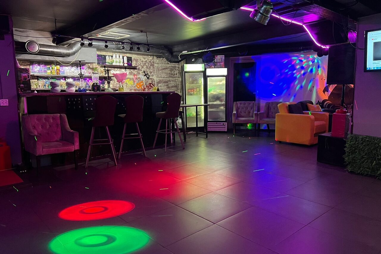 Арендовать Клубный лофт с неоном и светомузыкой