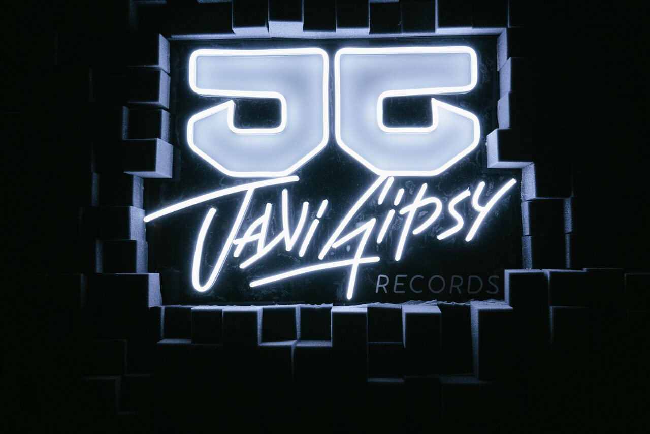 Арендовать Просторная крыша студии