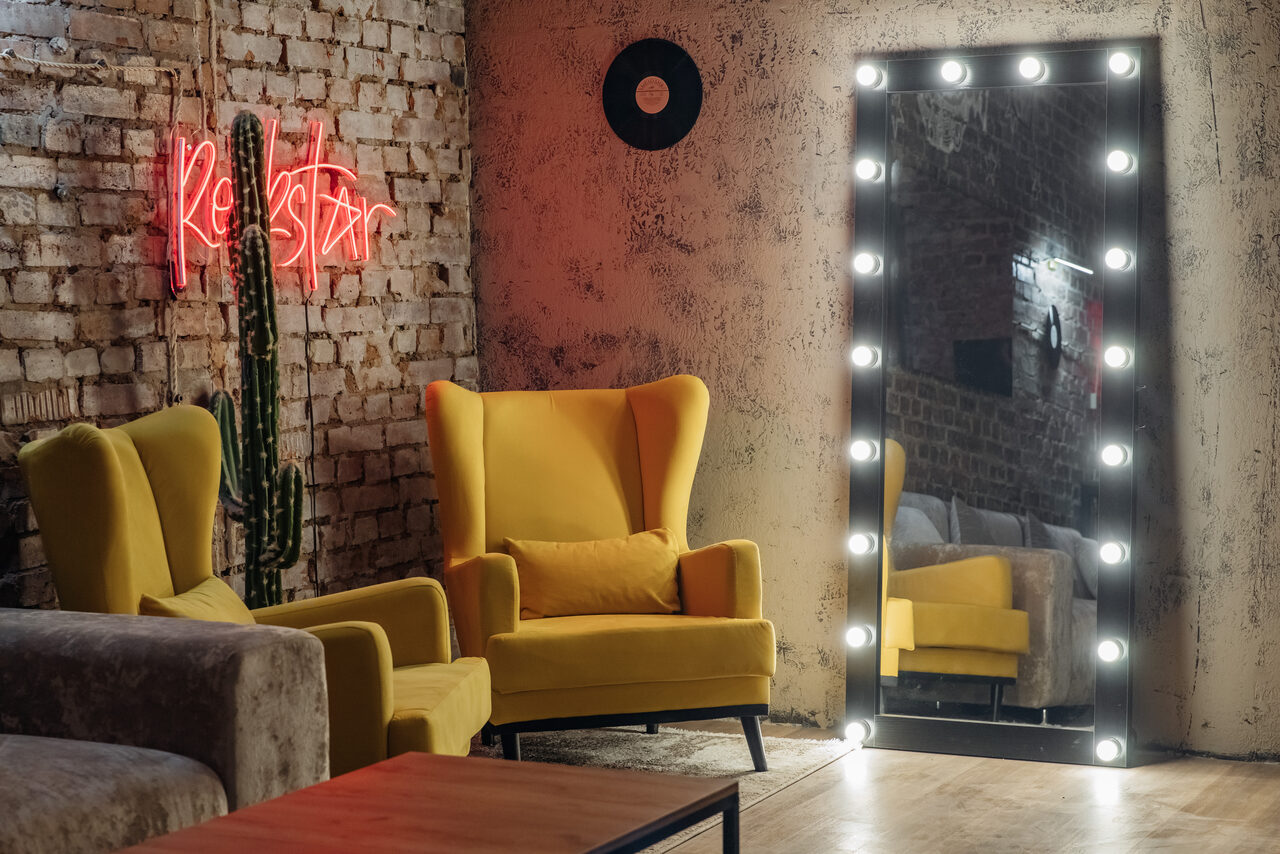 Арендовать Рокстар. Брутальный лофт с рок атрибутикой