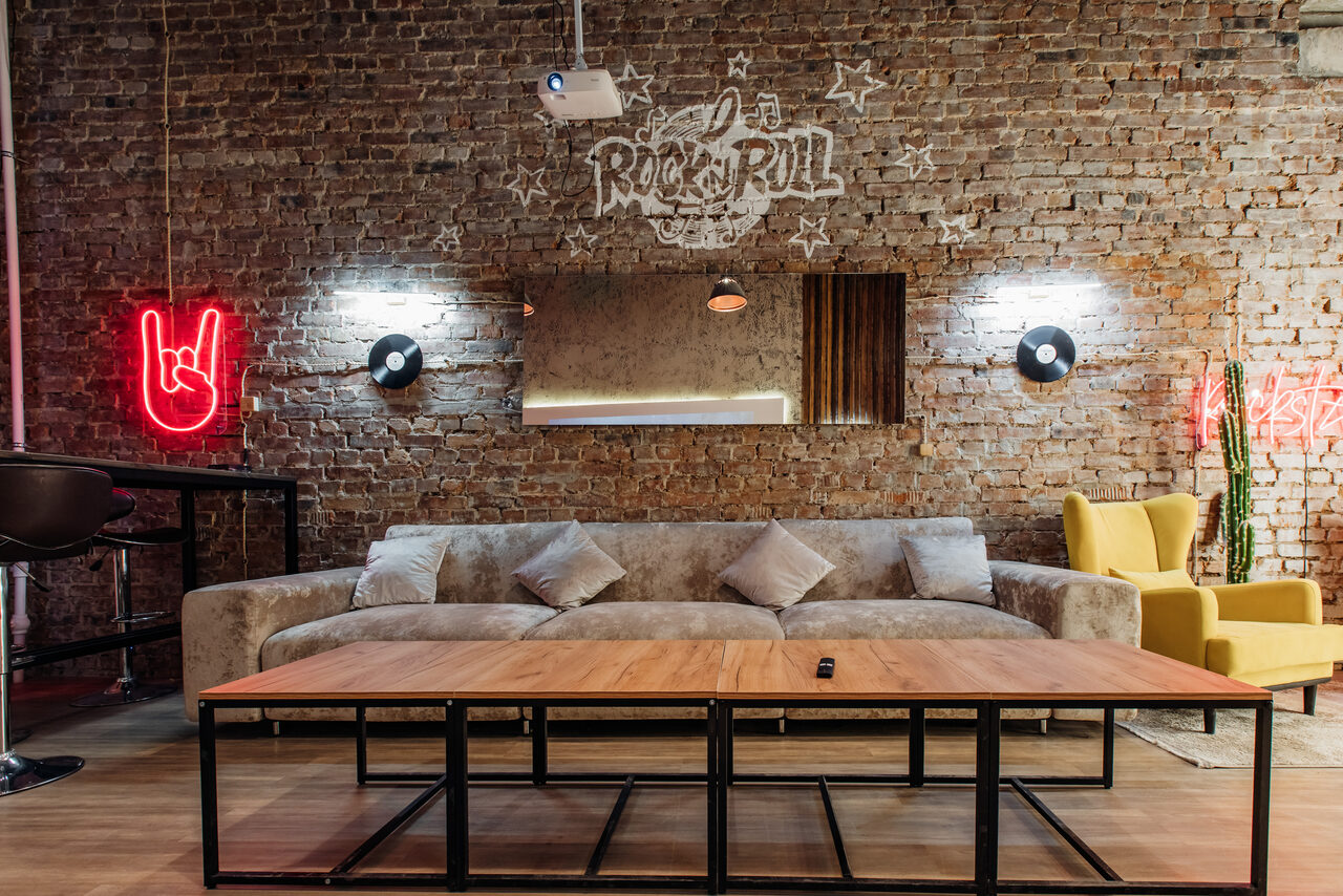 Арендовать Рокстар. Брутальный лофт с рок атрибутикой