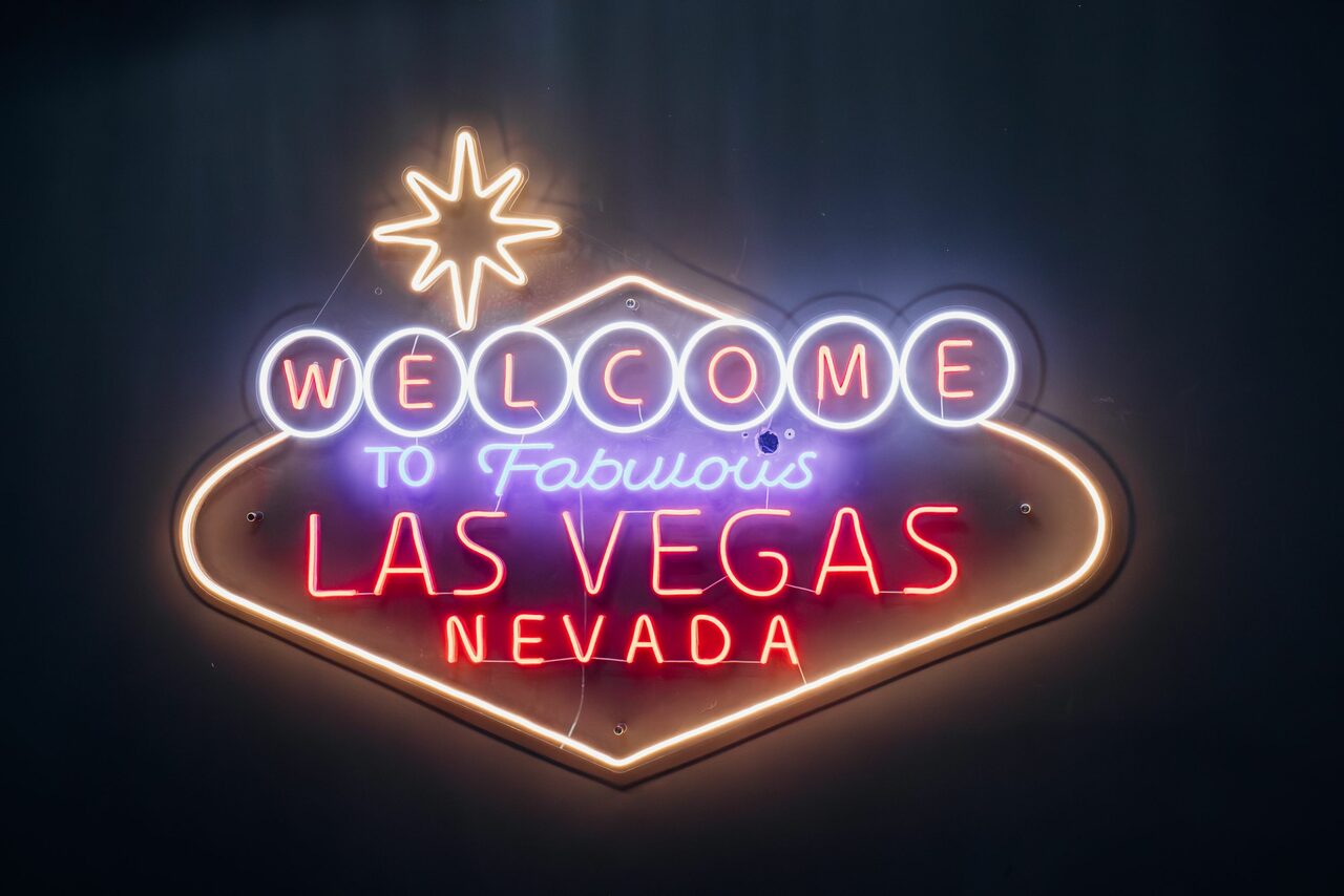 Арендовать Rubin Loft (Рубин Лофт). Лофт Вегас. Неоновая вывеска с надписью: «Welcome to Fabulous Las Vegas Nevada». Светящиеся буквы белого, синего, красного цветов на тёмном фоне. В верхней части знак в виде звезды.