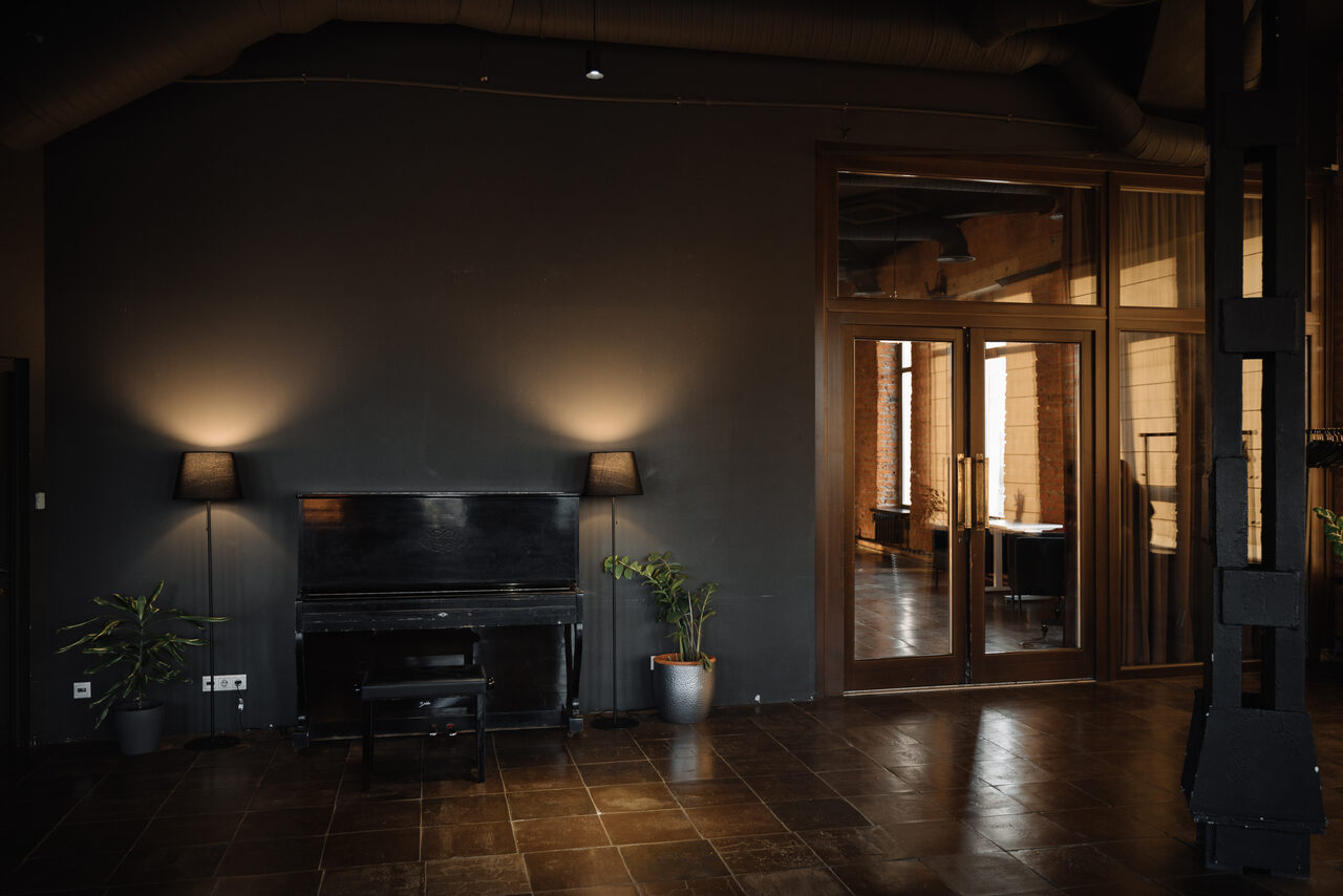 Арендовать Уютная площадка с камином в центре Москвы