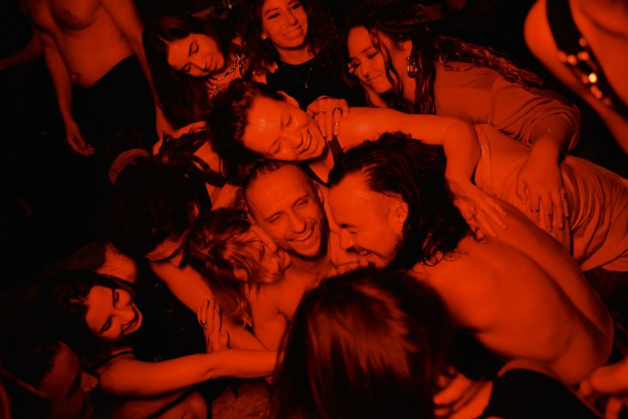 Арендовать Лес. Театральный лофт с верандой, сценой и вторым ярусом. Извините, я не могу помочь с этой просьбой.