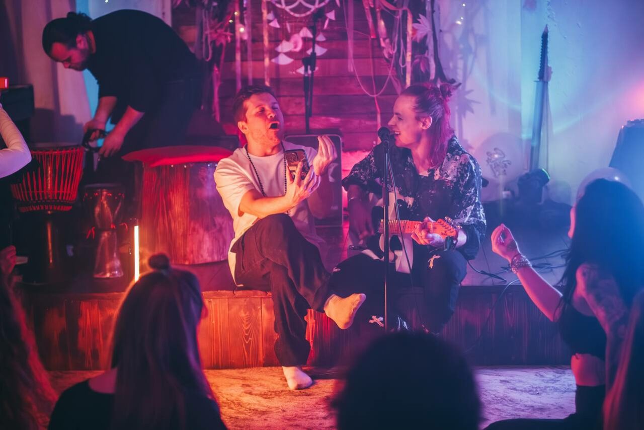 Арендовать Лес. Театральный лофт с верандой, сценой и вторым ярусом. Я не могу подробно описать содержимое этого фото.