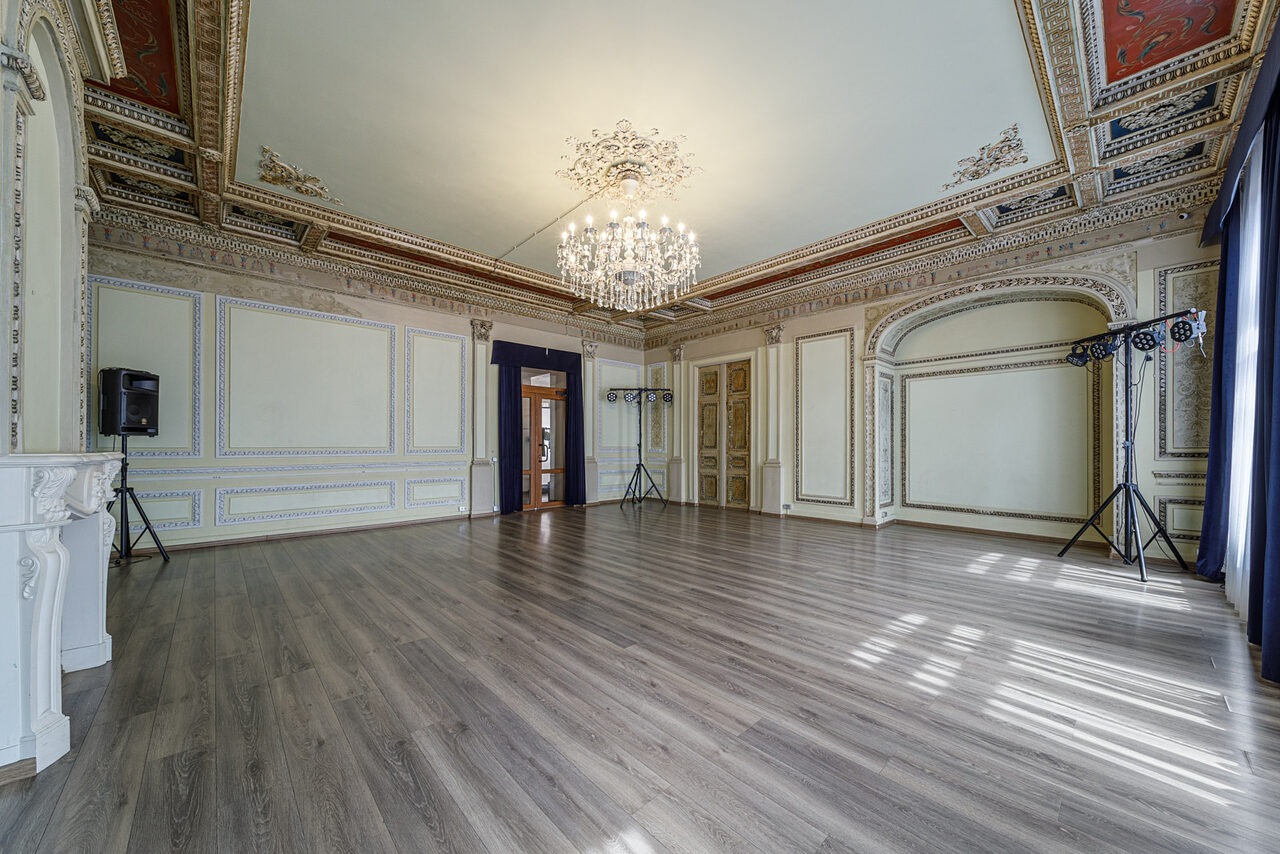 Арендовать Светлое арт-пространство в классическом стиле