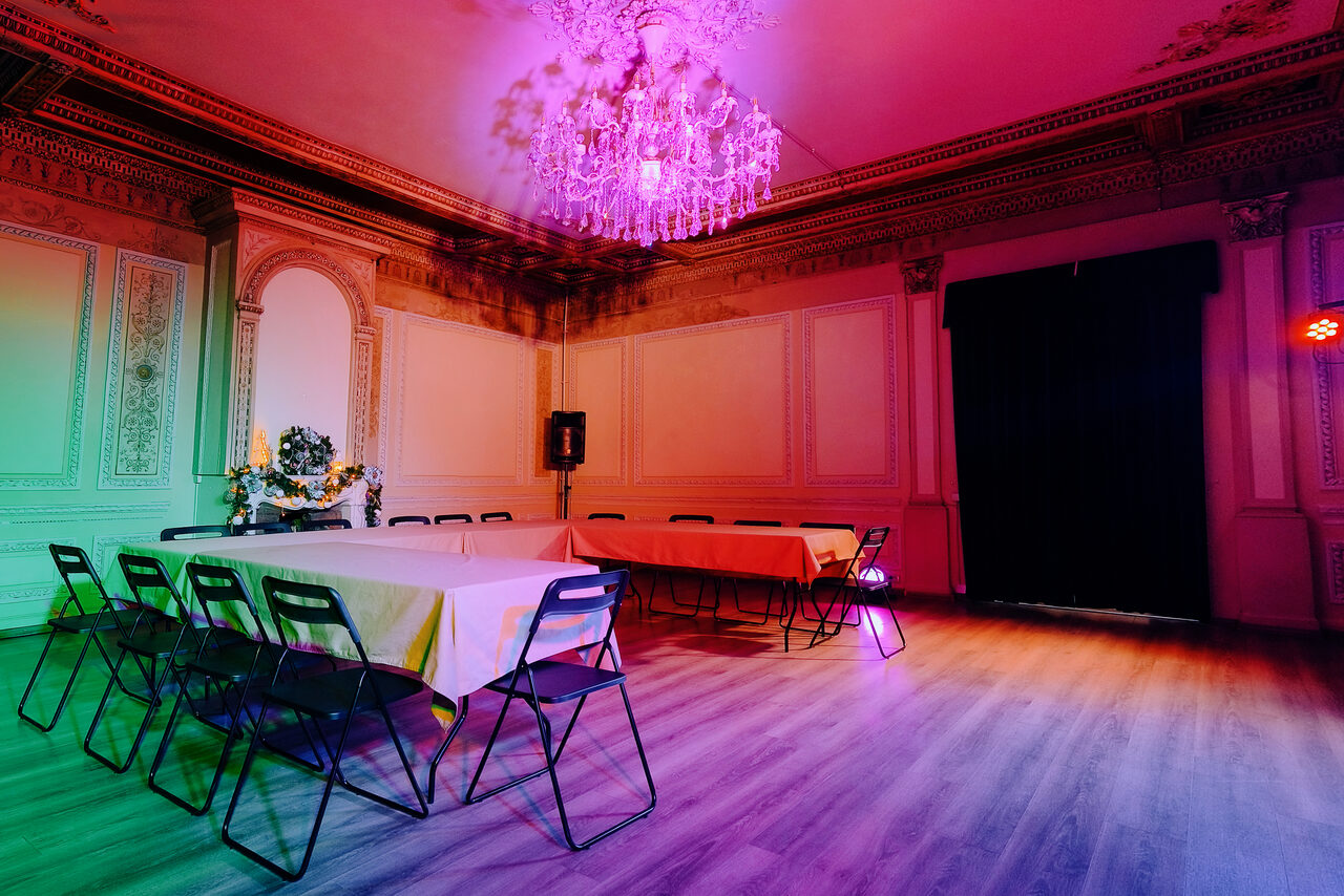 Арендовать Светлое арт-пространство в классическом стиле