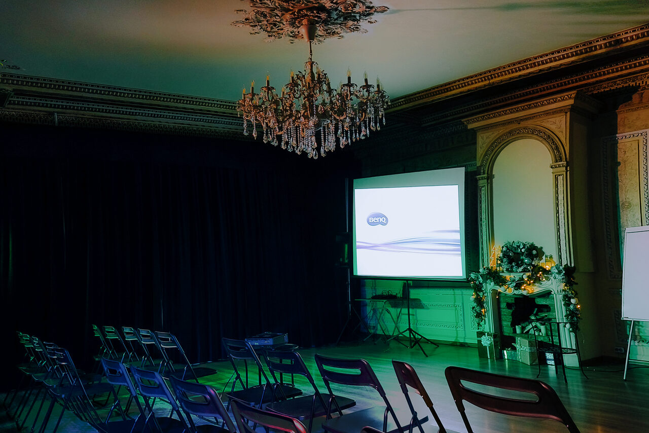 Арендовать Светлое арт-пространство в классическом стиле