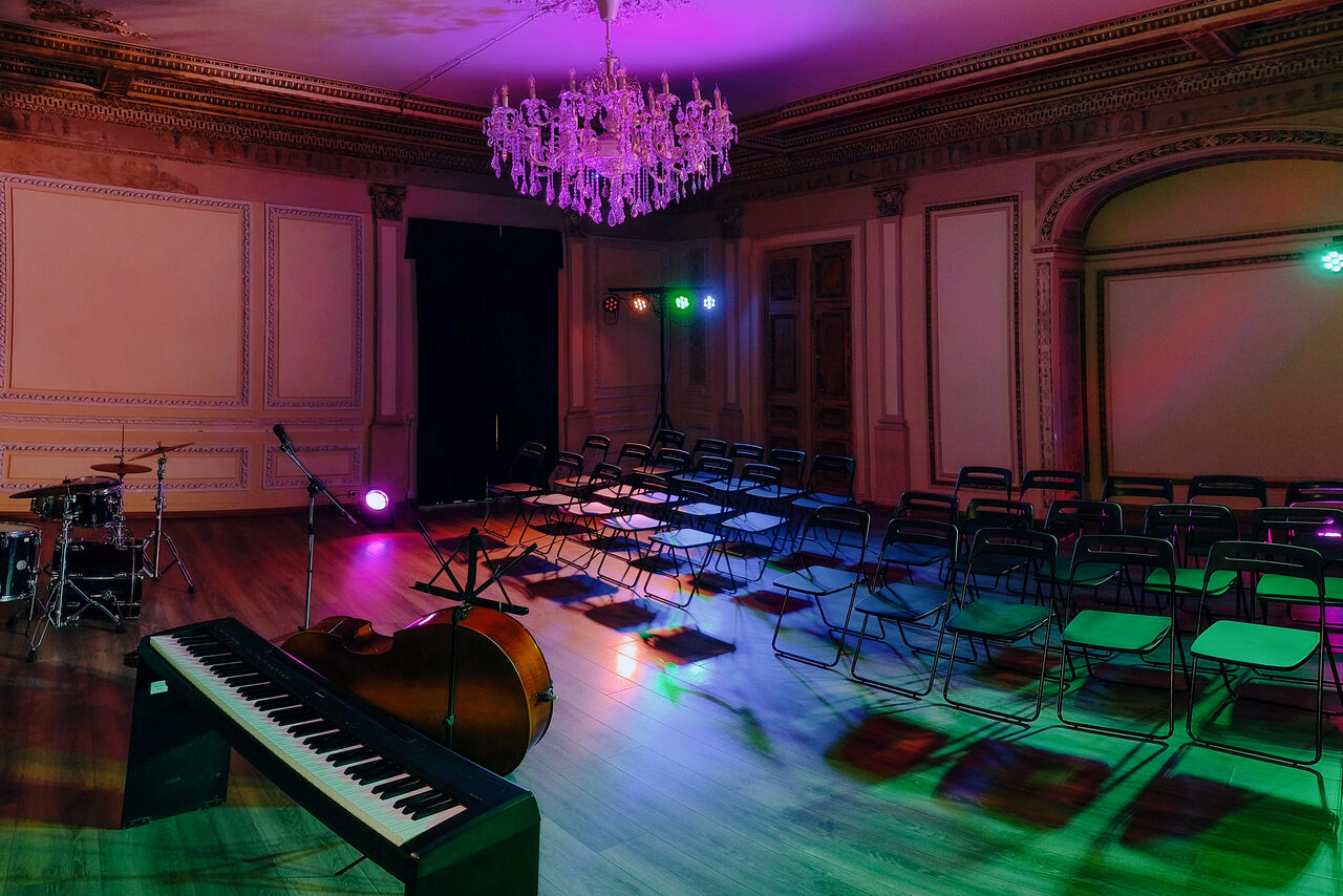 Арендовать Светлое арт-пространство в классическом стиле