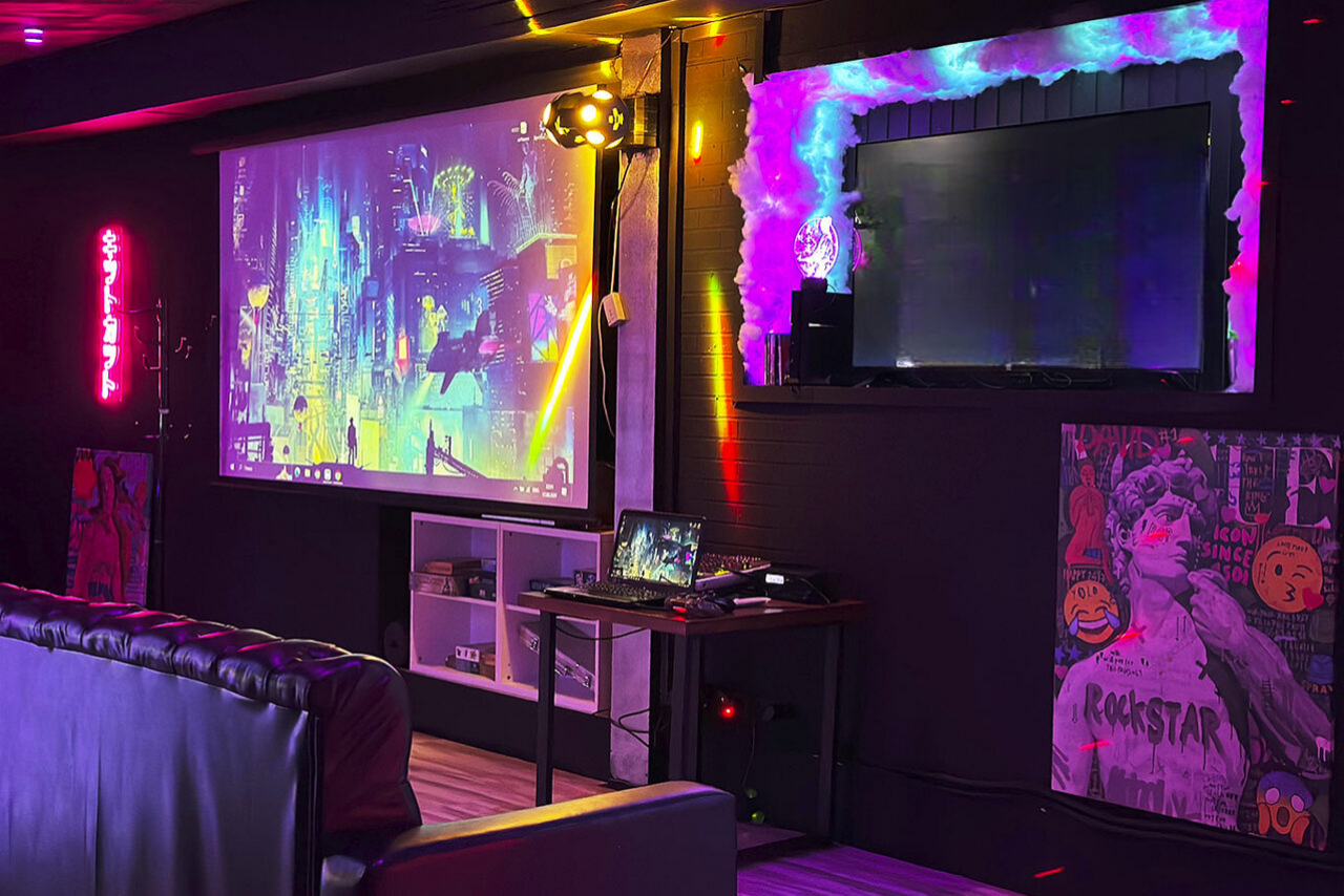 Арендовать LoftForParty (ЛофтФорПати). Японский киберпанк в неоновом стиле