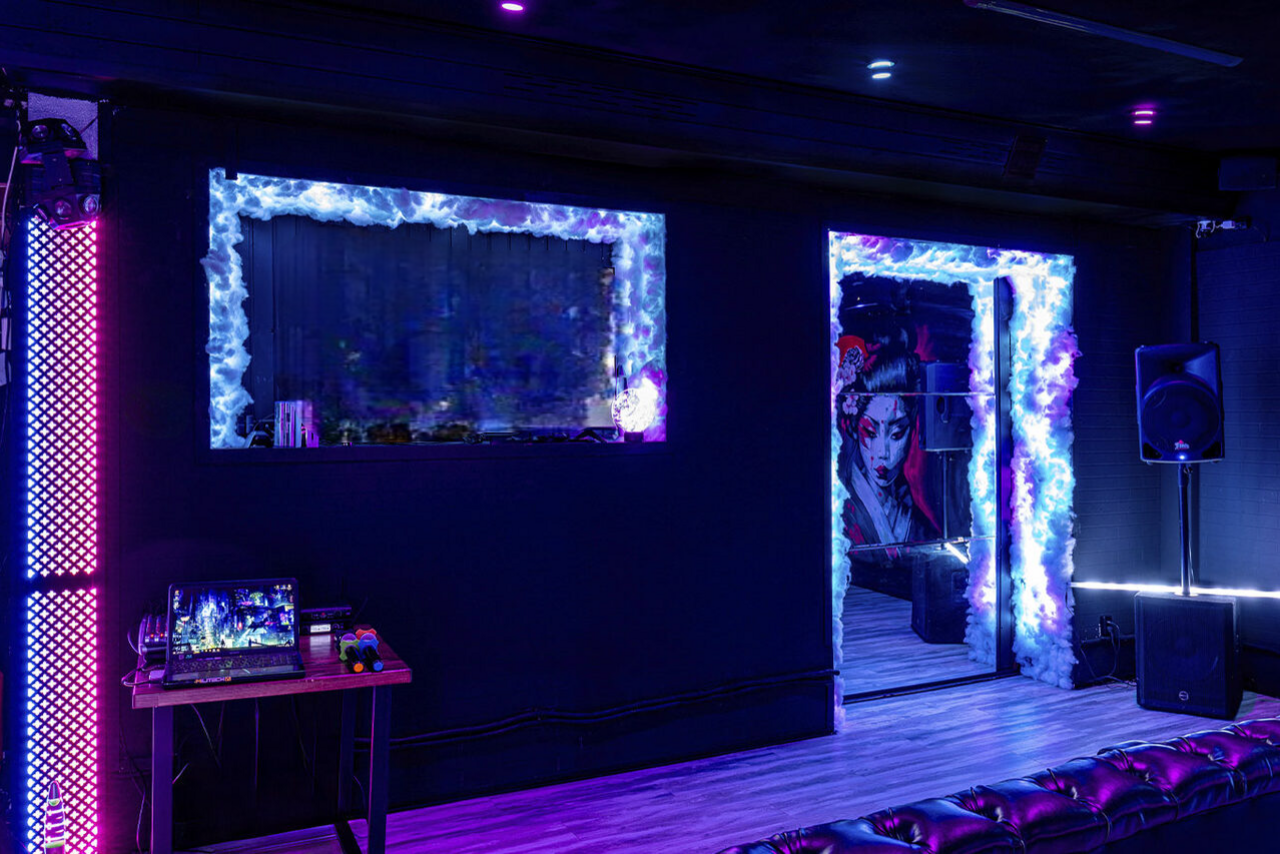 Арендовать LoftForParty (ЛофтФорПати). Японский киберпанк в неоновом стиле